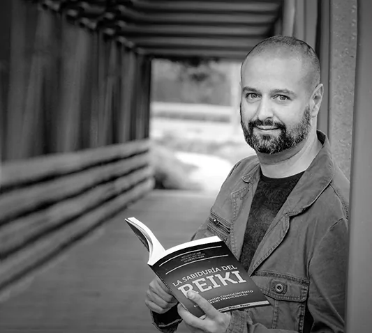 JavierMa, autor y creador de Mantra Reiki, sosteniendo uno de sus libros