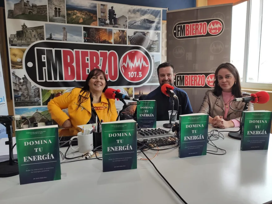 JavierMa en una entrevista de radio junto a ejemplares de su libro