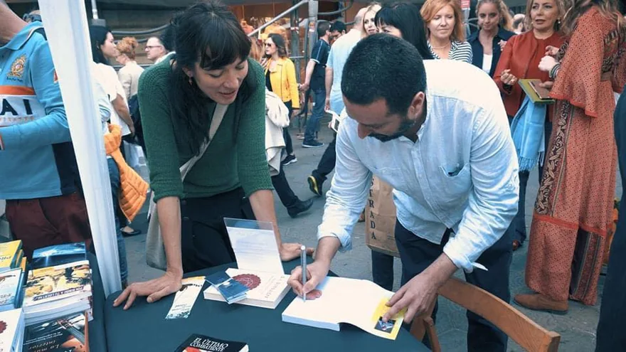 JavierMa durante un encuentro y firma de libros